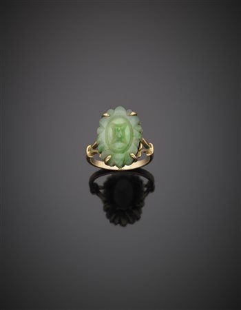 Anello in oro giallo con giadeite scolpita g. 5,90 misura 12/52 A gold and...