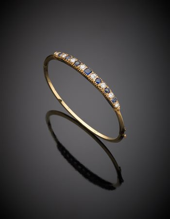 Bracciale rigido in oro giallo con diamanti e zaffiri alternati e scalati, g....