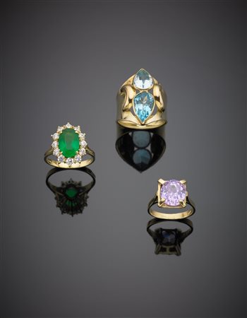 Lotto composto da tre anelli in oro giallo con due topazi azzurri a goccia e...