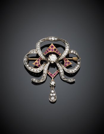 Spilla in oro giallo e argento, a guisa di fiocco, con diamanti e rubini g....