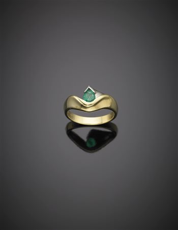 Anello in oro bianco e giallo con smeraldo a goccia, firmato Guerci e...