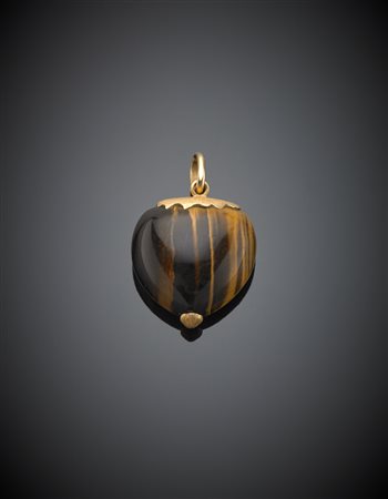 Pendente a guisa di castagna in occhio di tigre montato in oro giallo, g. 12,...
