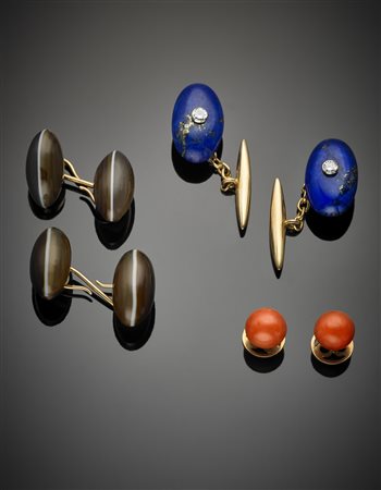 Tre paia di gemelli in oro rosso e giallo uno con due lapislazzuli ovali...