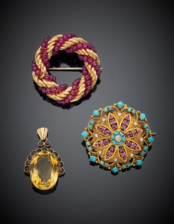 Lotto composto da due spille e un ciondolo in oro giallo, rubini, turchesi,...