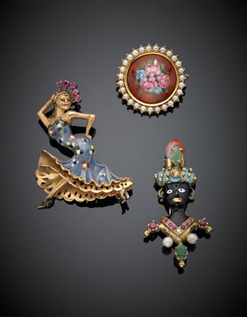 Lotto composto tre spille in oro giallo una a guisa di moro, una di ballerina...