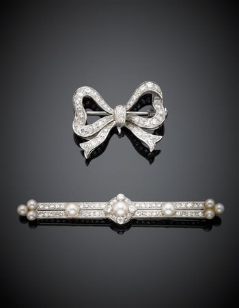 Lotto composto da due spille in oro bianco entrambe con diamanti una a fiocco...