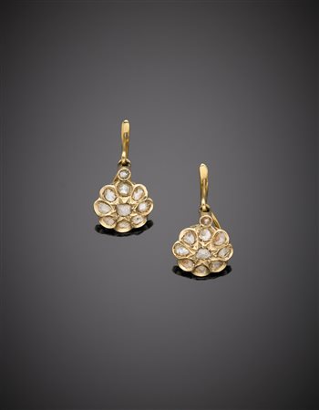 Orecchini pendenti in oro giallo con diamanti irregolari taglio mezza rosetta...