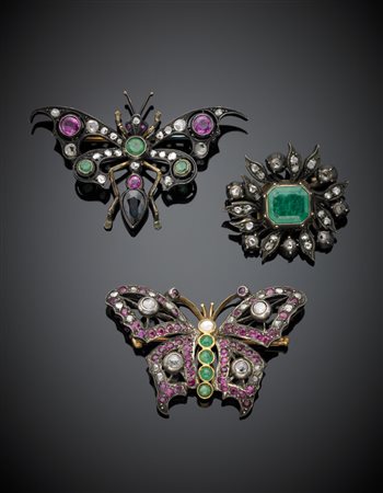 Lotto composto da tre spille, due farfalle e un fiore, in oro giallo e...