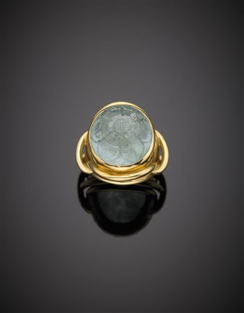 Anello in oro giallo con acquamarina scolpita g. 15,60 misura cm 11/51 A gold...