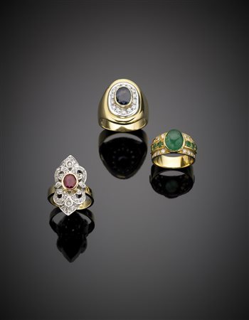 Lotto composto da tre anelli in oro giallo e bianco con smeraldo cabochon,...