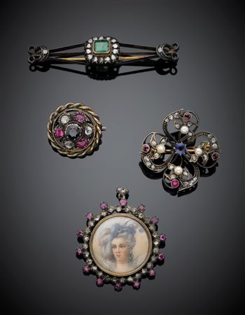 Lotto composto da quattro spille in oro giallo e argento diamanti e gemme...