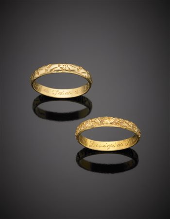 Due fedine in oro giallo lucide e lavorate con incisioni all'interno...