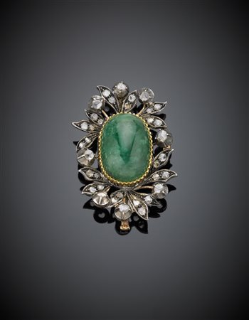 Spilla in oro giallo e argento con smeraldo cabochon di ct. 24,00 circa e...