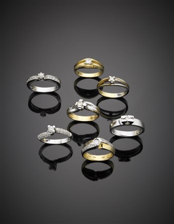 Lotto composto da sette anelli in oro bianco e giallo con diamanti solitari e...