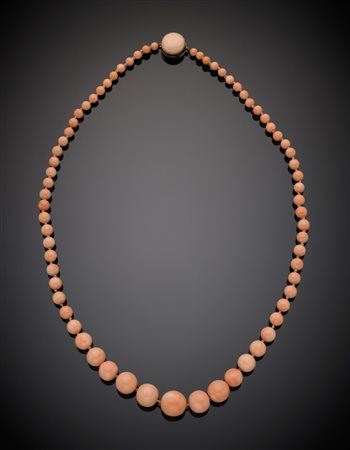 Collana in corallo rosa variegato da mm 5 a mm16 chiusura in oro giallo...