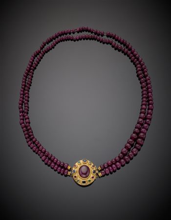 Collana a due fili di rubini a boules ovoidali da mm 4 a mm 8 rifinita con...