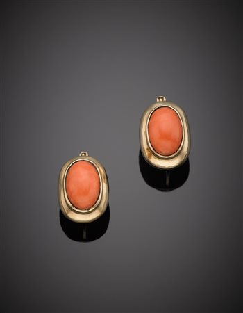 Orecchini a boccola in oro giallo con due cabochon ovali di corallo arancio...