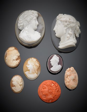 Lotto composto da otto cammei tutti ovali e di diverse dimensioni e materiali...