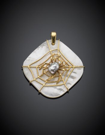 Pendente in madreperla con ragno e ragnatela in oro giallo, perla barocca...