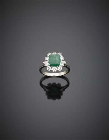 Anello in oro bianco, con smeraldo quadrato di ct.1,20 circa e contornato da...