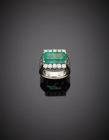 Anello in oro bianco con diamanti rotondi e uno smeraldo ottagonale di ct...