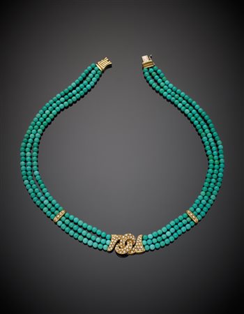 Collana a tre fili di turchese con centrale, distanziatori e chiusura in oro...