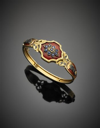 Bracciale rigido in oro giallo con smalti color aragosta guillochè e zaffiri...