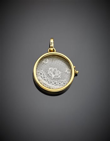 Portafoto in oro giallo con vetro in plastica e pizzo, g. 9,90, diam. cm 2,40...