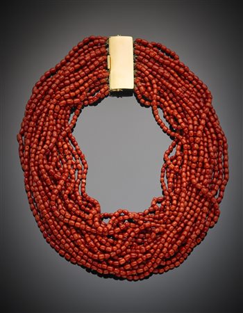 Collier in corallo rosso a ventuno fili di barilotti da mm 4 a mm 5,5 circa,...
