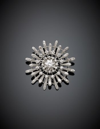 Spilla in oro bianco lucido e zigrinato con diamanti rotondi g. 11,70 diam....