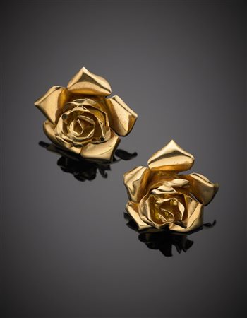 Orecchini con clips in oro giallo a guisa di rosa g. 10,20 A pair of gold...