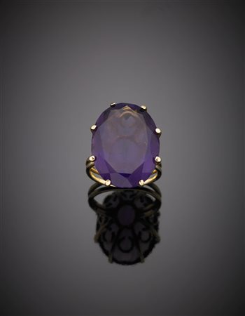 Anello in oro giallo con pasta vitrea viola ovale g. 9,70, misura 15/55...