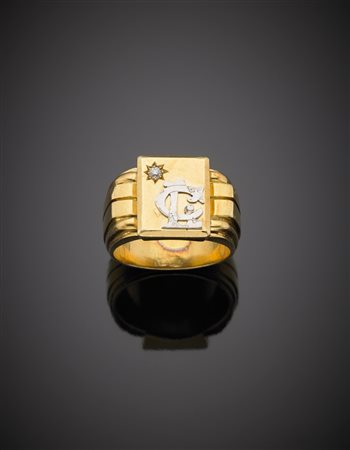 Anello in oro giallo con lettere intrecciate in oro bianco e diamante g....
