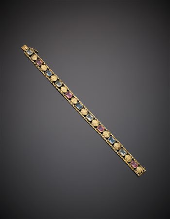 Bracciale in oro giallo a moduli sbalzati alternati a pietre di tre diversi...