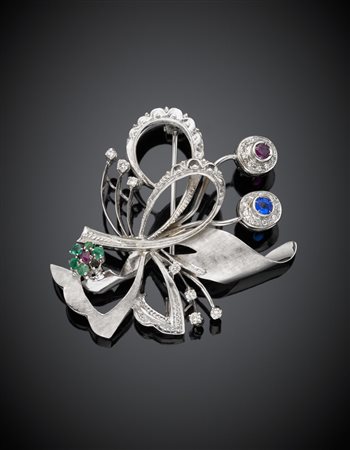 Spilla in oro bianco con diamanti, rubini, smeraldi e zaffiro g.18,30, lungh....