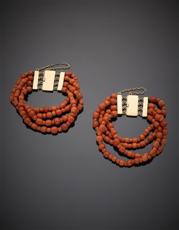 Due bracciali gemelli a quattro fili ognuno di barilotti di corallo arancione...