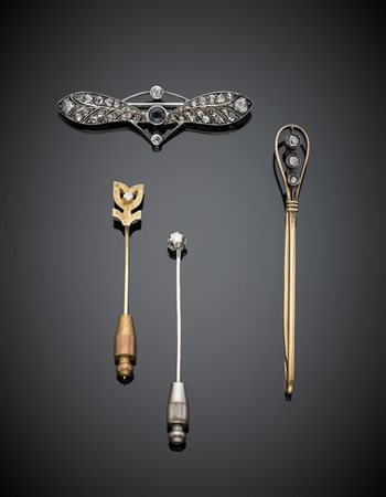 Lotto composto da tre spilloni e una spilla in oro giallo e bianco con...