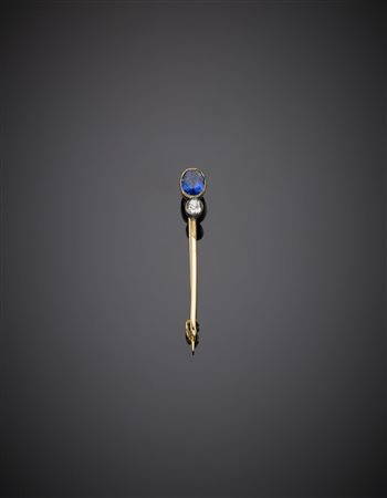 Spillone in oro giallo e argento con zaffiro ovale e diamante rotondo g. 1,70...