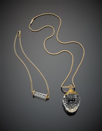 Lotto composto da due catene con pendente in oro giallo, il pendente a guisa...