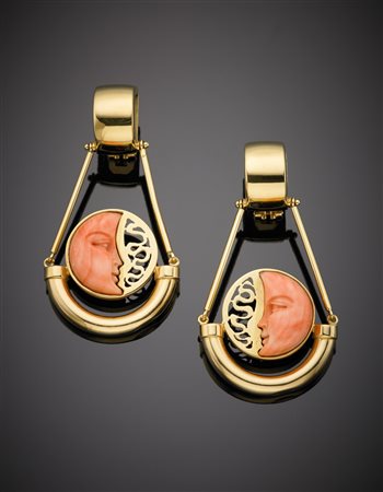 Orecchini pendenti in oro giallo con corallo rosa a guisa di mezza luna,...