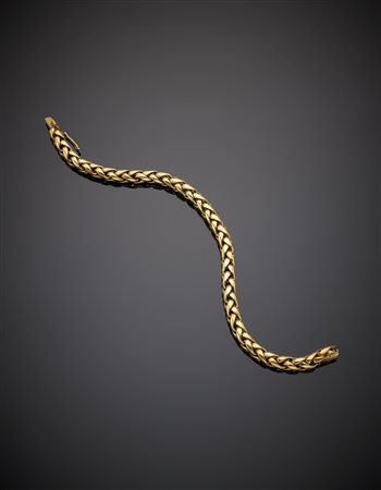 Bracciale in oro giallo intrecciato g. 47,40, lungh. cm 20 An intertwined...