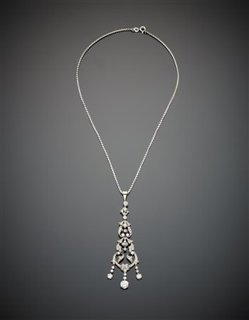 Lungo pendente a volute in oro bianco e diamanti, g.15,70 lungh. cm 8,10 il...