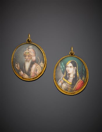 Due miniature rappresentanti due figure indiane rilegate in oro giallo,...