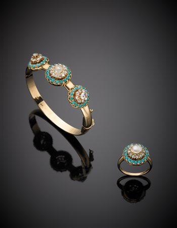 Demi-parure con bracciale rigido ed anello in oro giallo, turchesi, perle e...