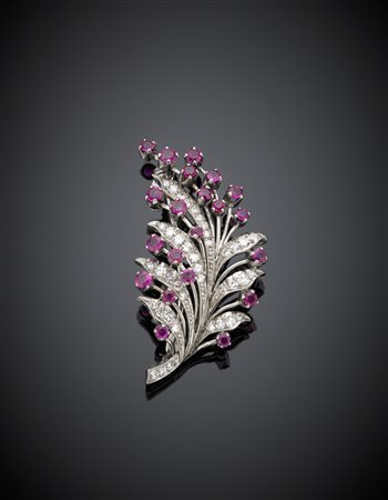 Spilla floreale in oro bianco con diamanti e rubini g. 9,20 lungh. cm 5...