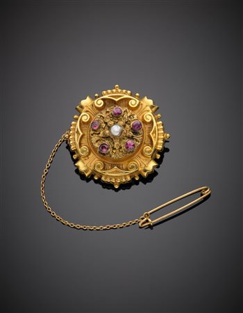 Spilla inglese rotonda con portafoto in oro giallo rossastro 333/1000, rubini...