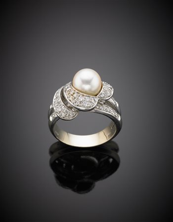 Anello in oro bianco e giallo con pavè di diamanti ad abbracciare una perla...