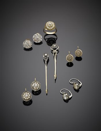 Lotto composto da quattro paia di orecchini,due spille ed un anello in oro...