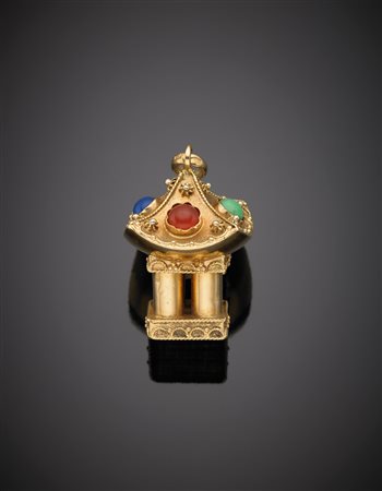 Pendente in oro giallo a guisa di pagoda con pietre cabochon g.17,10, lungh....