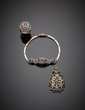 Lotto composto da pendente, anello e bracciale a segmenti semirigido, tutto...